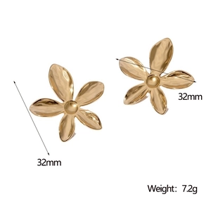 Détail de boucles d'oreilles fleur dorée 32mm montrant la texture métal brossé et poids 7,2g