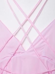 Detailansicht der überkreuzten dünnen Träger am Rücken des rosa Satin-Sommerkleides