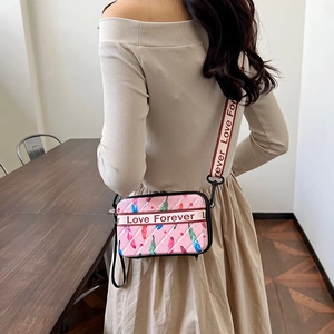 Mini sac valise rose avec motif de plumes colorées et large bandoulière Love Forever