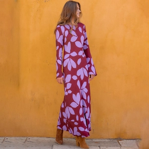 Robe longue bordeaux élégante avec motif de feuilles violettes et coupe ajustée moderne