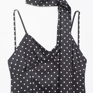 Schwarzes Maxikleid mit weißen Punkten, Neckholder-Trägern und langen Bändern
