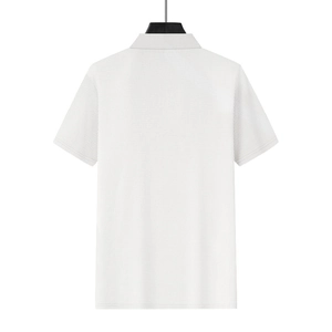 Vista posterior de un polo blanco con tejido de gofre y textura de alta calidad suave