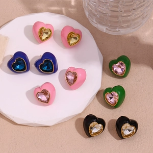 Détail de gemmes multicolores en forme de cœur sur clous d'oreilles en acier doré 18K