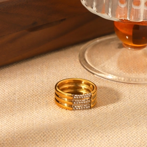 Anello multistrato in acciaio inossidabile placcato oro 18K con zirconi incastonati