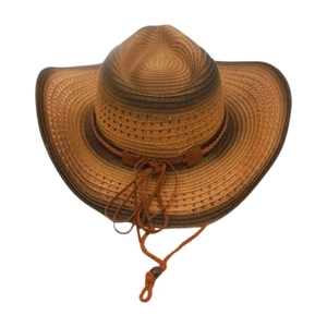 Détail d'un chapeau de paille style western avec dégradé de marron et cordon ajustable