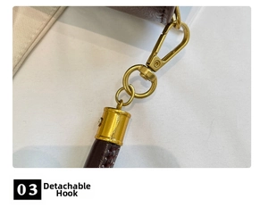 Dettaglio del gancio metallico dorato rimovibile e delle cuciture della tracolla in pelle