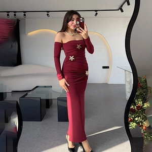 Elegantes weinrotes schulterfreies Kleid mit Raffung, Langarm und goldenen Seestern-Details