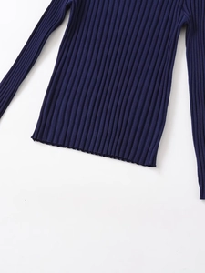 Detaillierte Makroansicht der marineblauen Rippstrick-Textur und des Saums am Langarm-Poloshirt