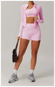 Detaillierte Nahaufnahme des pinken Yoga-Sets mit Schnelltrocknung, Jacke und Sport-Shorts