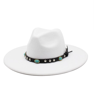Detail eines weißen Fedora-Hutes mit schwarzem Band, Türkis und Silbernieten