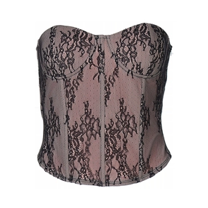 Vue détaillée du bustier en dentelle noire avec doublure chair et coupe sans bretelles