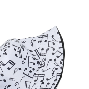 Gros plan sur les motifs de notes de musique et le tissu sergé du bob blanc