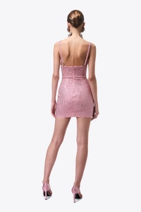 Détail de la mini-robe rose en strass montrant la coupe dos nu et la texture scintillante