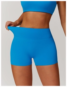 Gros plan sur le short de yoga bleu électrique montrant la taille haute élastique