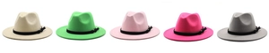 Dettaglio in piano di cinque colori di cappelli fedora in feltro con fasce decorative