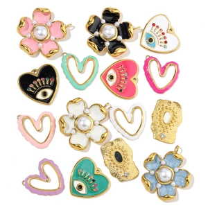 Collection de 14 breloques émaillées en forme de fleurs et de cœurs avec perles dorées