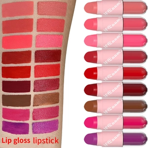 Macro-weergave van 10-delige capsule lipgloss-set met matte armswatches op lichte huid