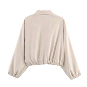 Vue arrière détaillée d'une veste courte beige à manches longues avec ourlet élastique