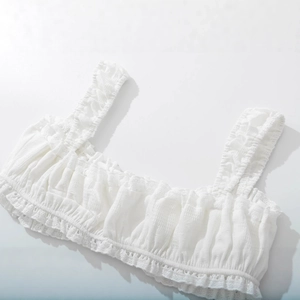 Haut caraco blanc à volants en tissu texturé, vue à plat de style minimaliste chic