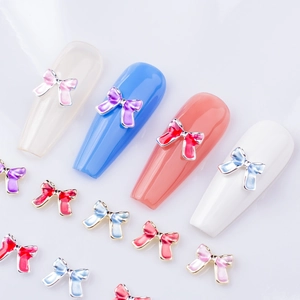 Vue détaillée de nœuds 3D colorés en métal avec bord doré pour décoration des ongles