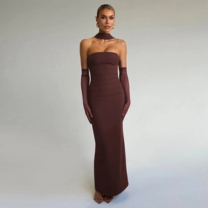 Détail d'une robe bustier marron élégante avec gants longs et collier ras-du-cou