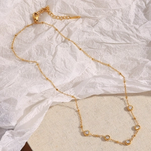 Collier en acier inoxydable plaqué or 18 carats avec cinq pendentifs ronds en zircone cubique