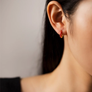 Élégantes créoles en argent S925 doré avec émail rouge et motif à pois dorés
