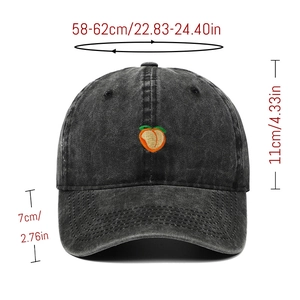 Detail der Pfirsich-Stickerei auf verwaschener schwarzer Denim-Cap mit Größenangaben