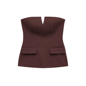 Dettaglio di un top a fascia marrone scuro con scollo a V e pattine delle tasche decor
