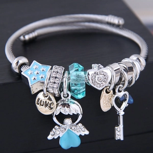 Bracciale regolabile in acciaio inox con ciondolo angelo, stelle blu e lucchetto