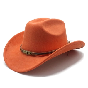 Dettaglio cappello da cowboy arancione con fascia in pelle marrone e teschio in metallo