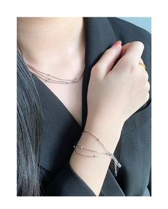 Nahaufnahme der minimalistischen S925 Silber-Halskette mit Perlen und Schlangenkette