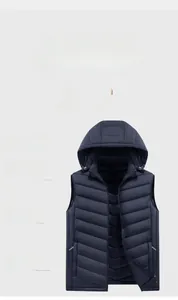 Dettaglio del gilet blu scuro con cappuccio, trapuntatura orizzontale e tasche a cerniera