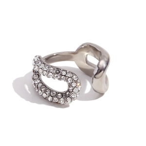 Anello a catena minimalista in argento con pavé di strass in un design aperto moderno