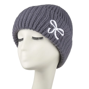 Bonnet en grosse maille gris foncé avec nœud brodé blanc pour une chaleur hivernale