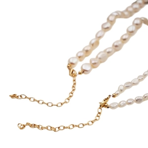 Collana girocollo con perle barocche d'acqua dolce e chiusura dorata regolabile su bianco
