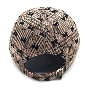 Dettaglio del retro del cappello a quadri con fiocchi stampati e fibbia in metallo regolabile