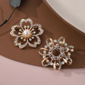 Broches élégantes en forme de fleur et étoile avec cristaux et perles sur cuir