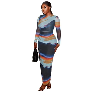 Abito lungo attillato a maniche lunghe con vivaci motivi sfumati tie-dye multicolore