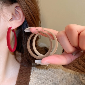 Retro geometric flocked hoop earrings in vintage red and brown for women's autumn style