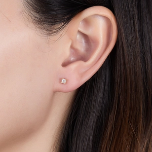 Minimalist gold S925 sterling silver stud earring with clear zircon in a 4-prong setting