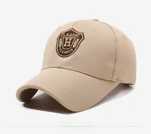 Détail d'une casquette de baseball kaki avec écusson brodé et œillets de ventilation