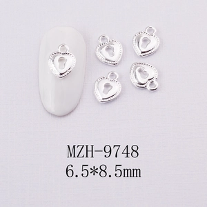 Vue macro de charms à ongles cœur argenté 6,5x8,5 mm avec serrure pour nail art