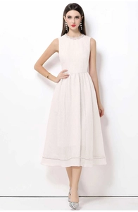 Détail de l'encolure et de l'ourlet ornés de perles sur une robe rose vintage sans manches