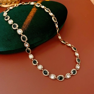 Vue détaillée du collier filigrane doré orné de gemmes noires et cristaux brillants