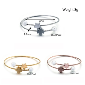 Vista dettagliata dei bracciali in filo d'acciaio da 1,8 mm in argento oro rosa e perle