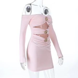 Dettaglio vestito rosa con spalle scoperte, fibbie floreali e fianchi increspati