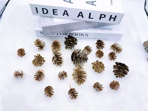 Vue à plat de pommes de pin artificielles sur texture neige pour décoration de Noël DIY