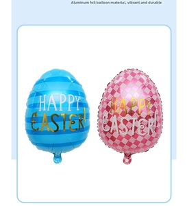 Détail de ballons en aluminium rose et bleu avec texte Happy Easter pour la fête