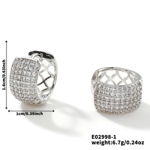 Détail des boucles d'oreilles créoles argentées avec zircons et dimensions 1,6cm par 1cm
